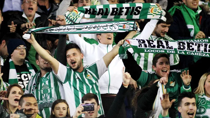 Aficionados del Betis celebrando con emoción