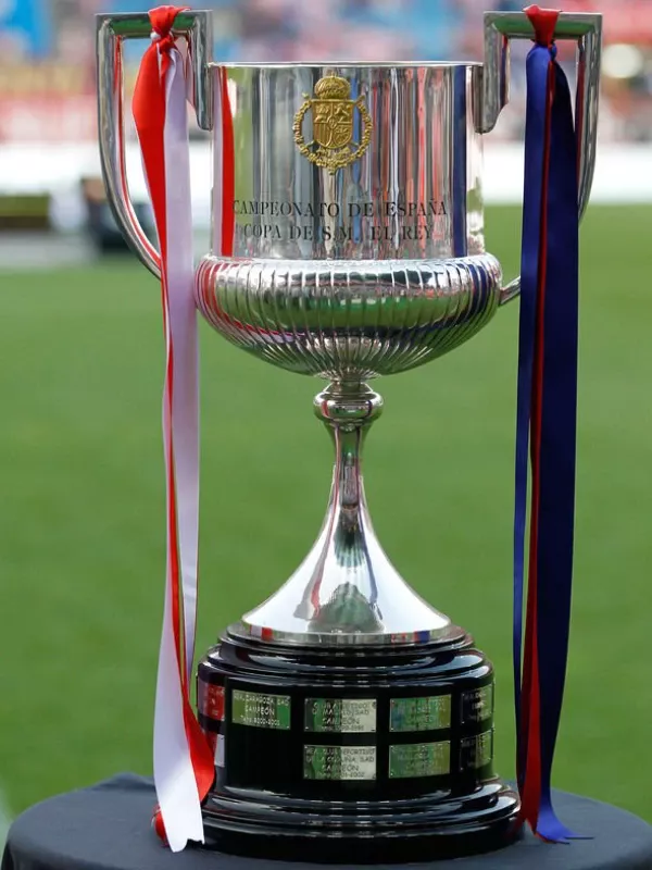 Trofeo Copa del Rey con bufanda del Betis