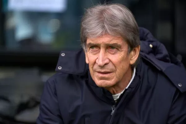 Manuel Pellegrini explicando tácticas